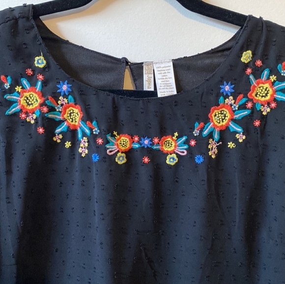 Beautiful embroidered black dress with sheer sleeves - Picture 2 of 6